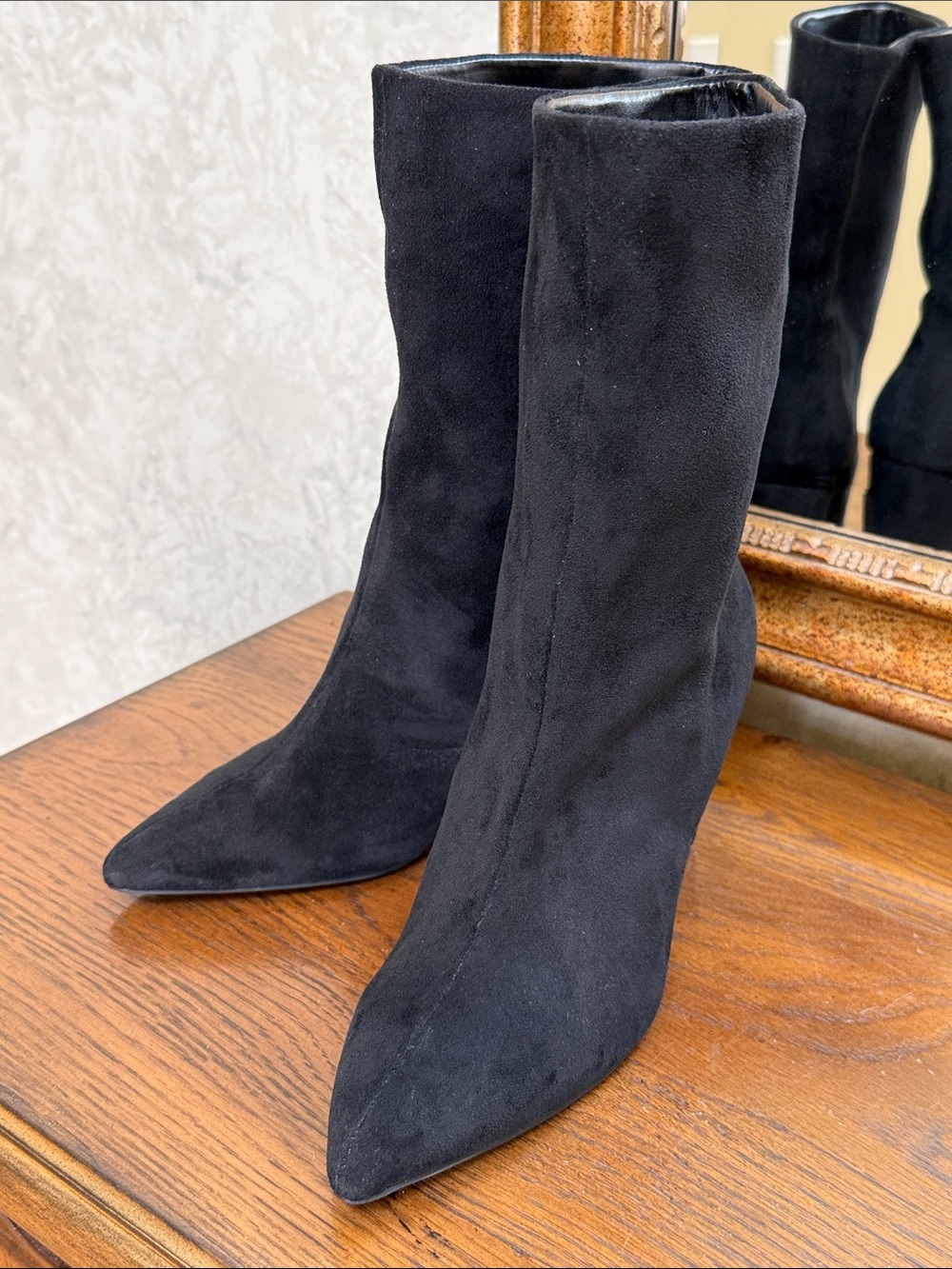 New w/o tag. Stephen Black Faux Suede Pointed-Toe Women's Ankle Boots. Sz 6 1/2.